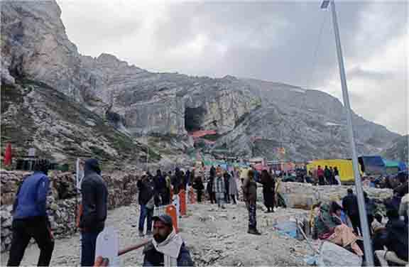 लगातार तीसरे दिन भी स्थगित रही अमरनाथ यात्रा,  5,000 से अधिक यात्री फंसे