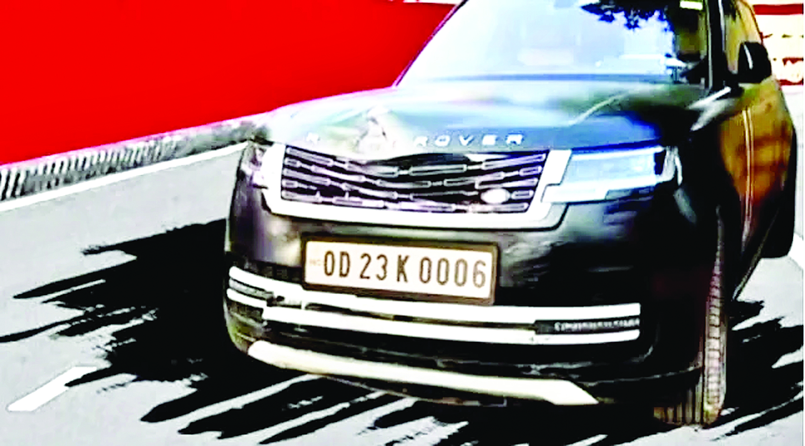 रेंज रोवर दुर्घटनाग्रस्त, महिला की मौत