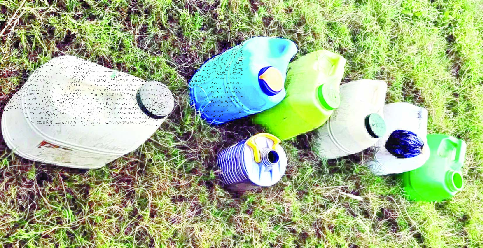 कब्र में मिला देशी शराब का जखीरा, बच्चों ने खोली पोल