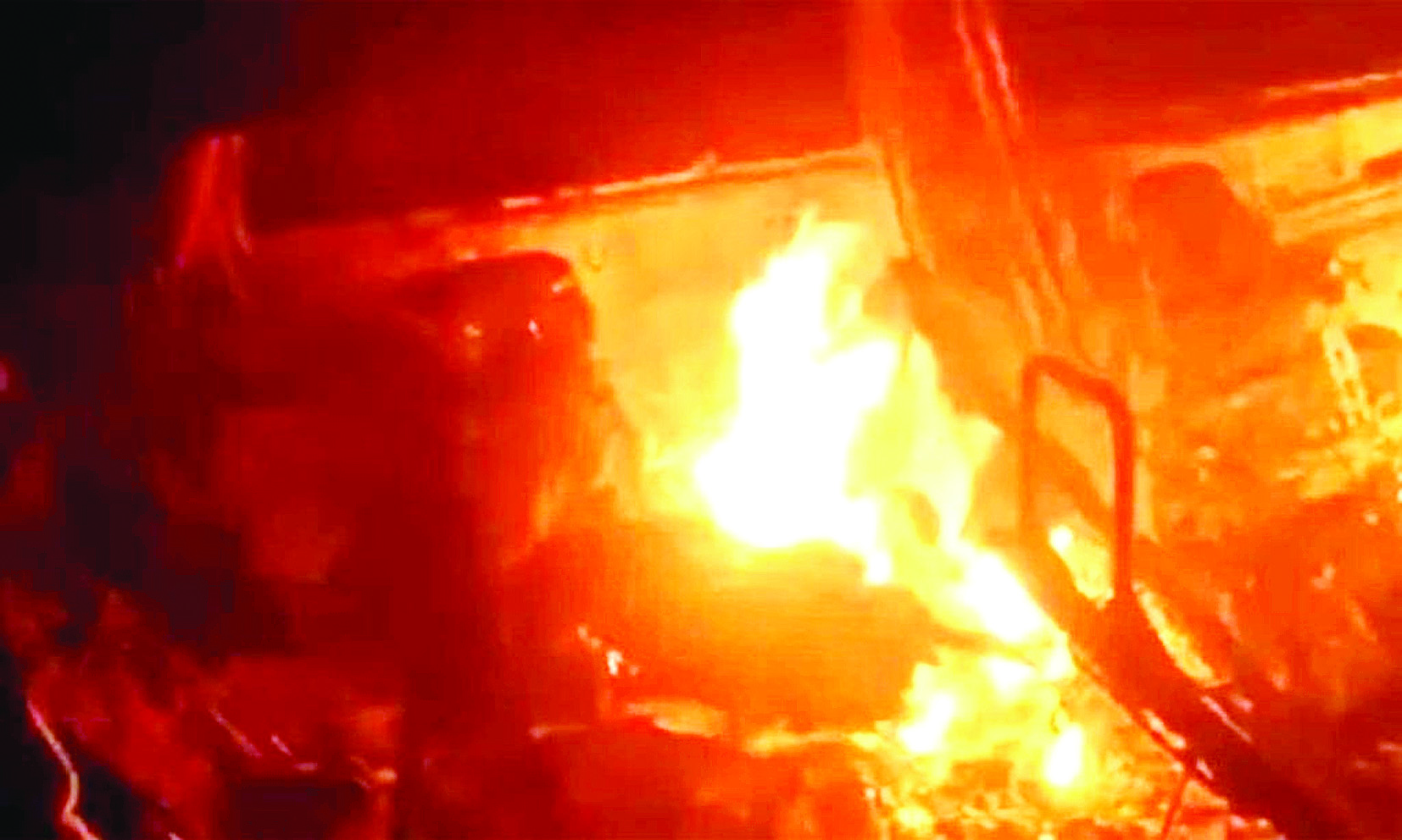 कार में लगी भीषण आग, दो लोगों की मौत