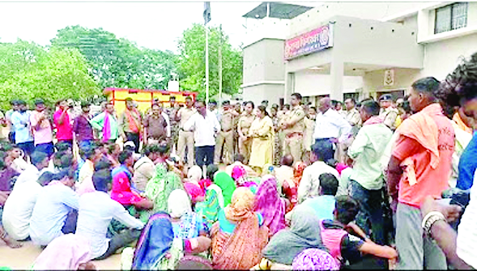 तांत्रिक ने कब्र खोदकर निकाला था शव, भड़के ग्रामीणों ने किया थाने का घेराव, की अवशेष ढूढ़ने की मांग