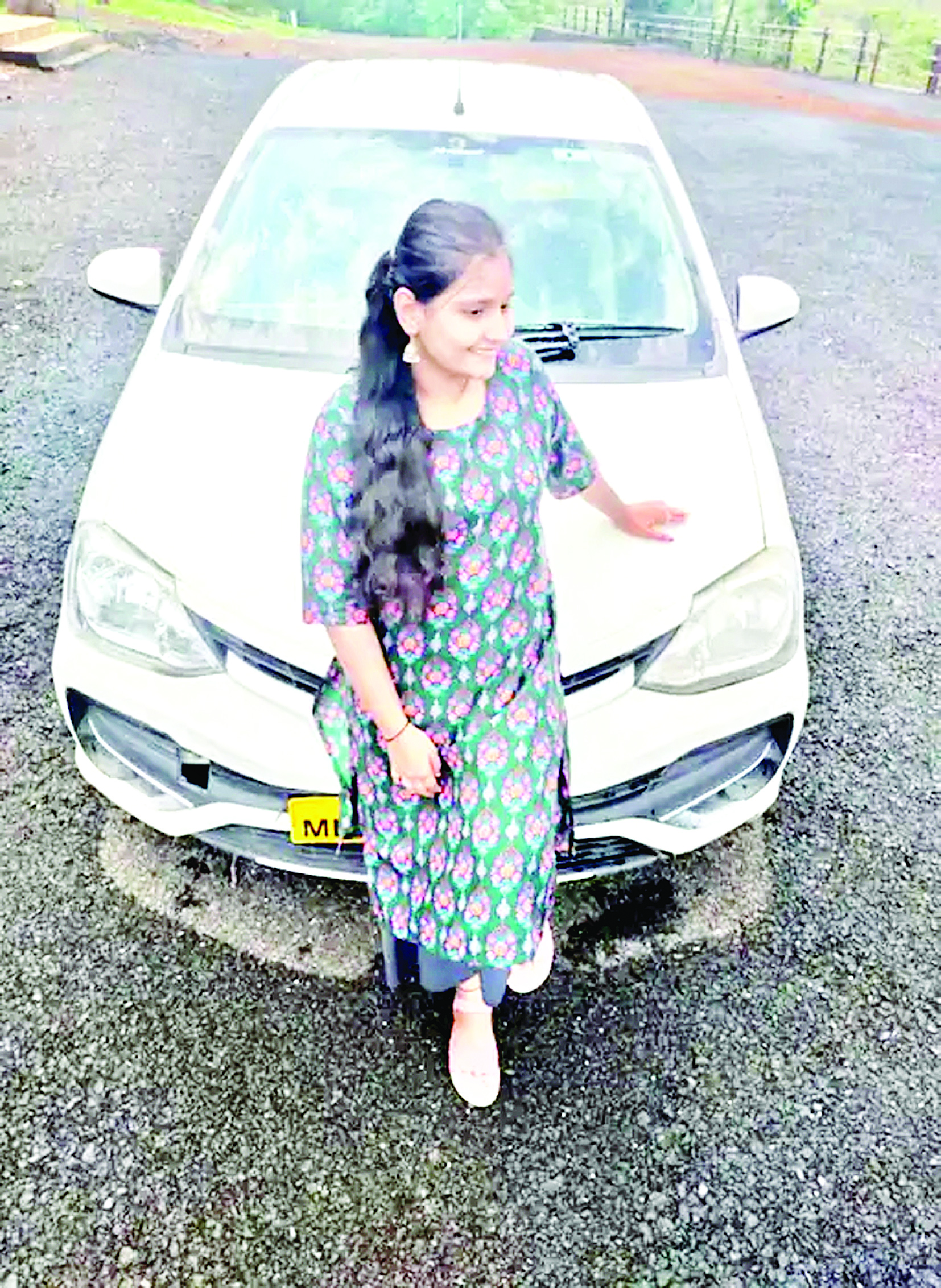 महाराष्ट्र में कार चला रही महिला खाई में गिरी, रील्स बनवा रही थी