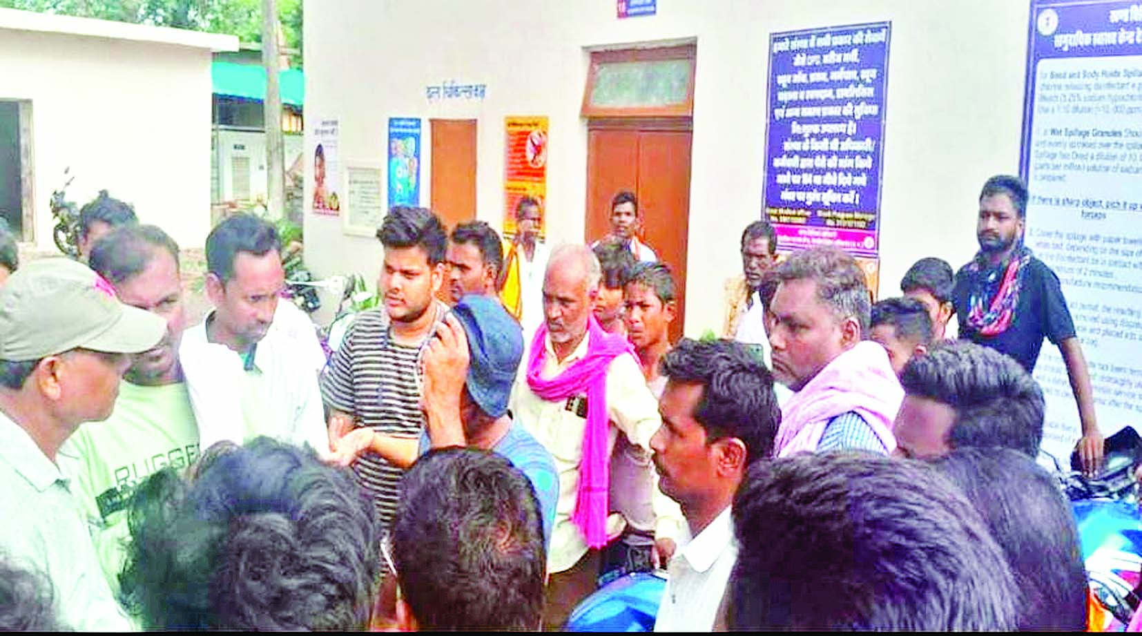 कारवाही कि मांग को लेकर माली समाज ने देवभोग स्वास्थ्य केन्द्र का किया घेराव, डॉक्टर पर लगाया लापरवाही का आरोप&hellip;