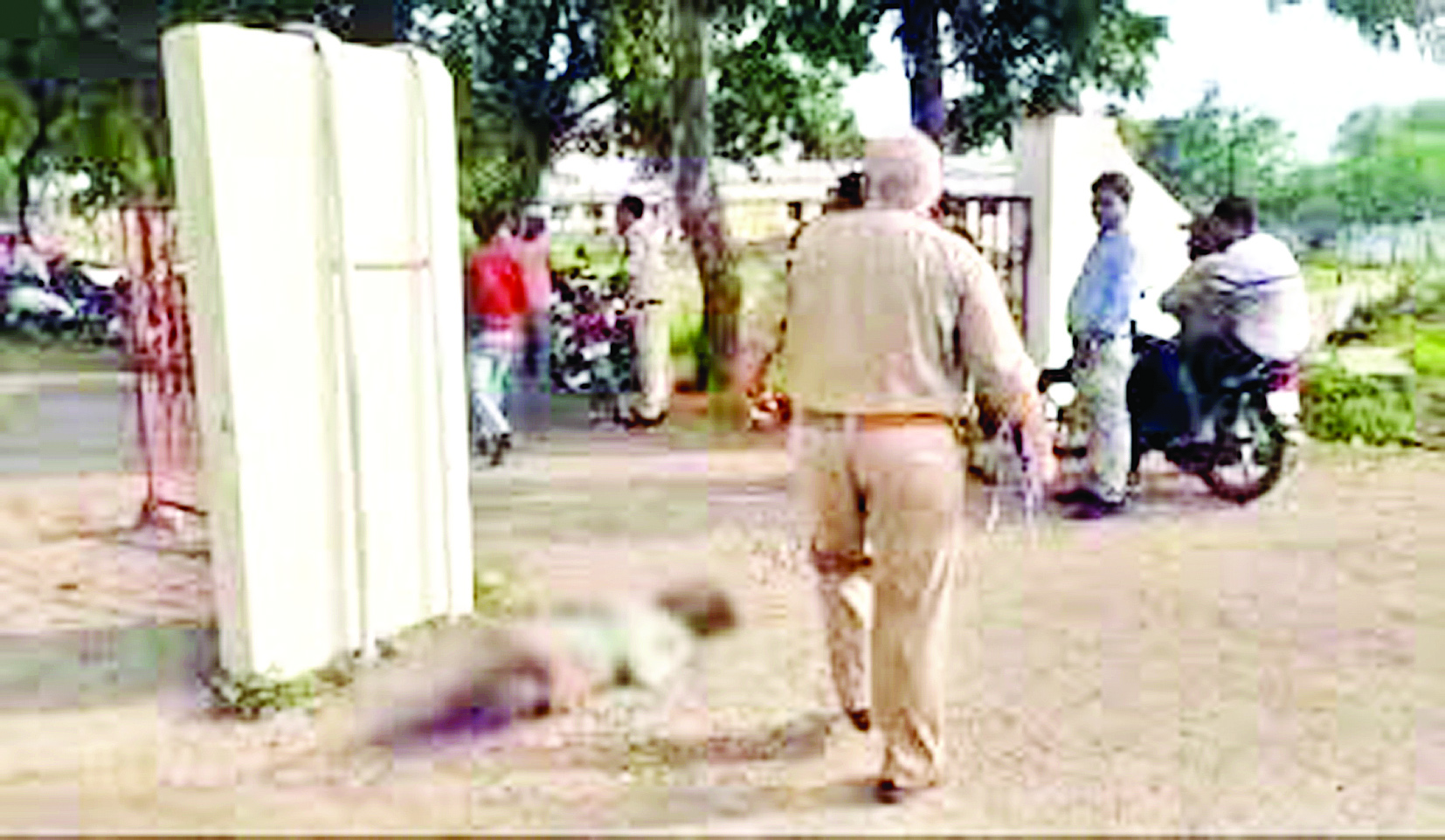 कॉलेज के गेट के सामने युवक की लाश मिलने से लोगों में मचा हड़कंप