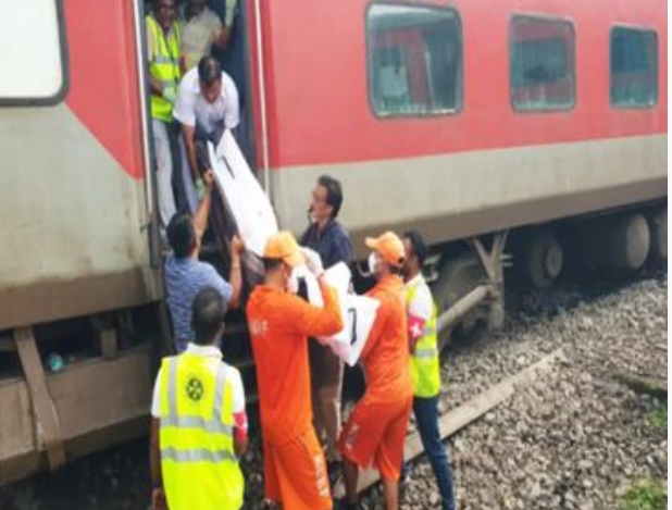 झारखंड: चक्रधरपुर में हावड़ा मुंबई मेल एक्सप्रेस दुर्घटनाग्रस्त, 2 लोगों की मौत, कई जख्मी&hellip;