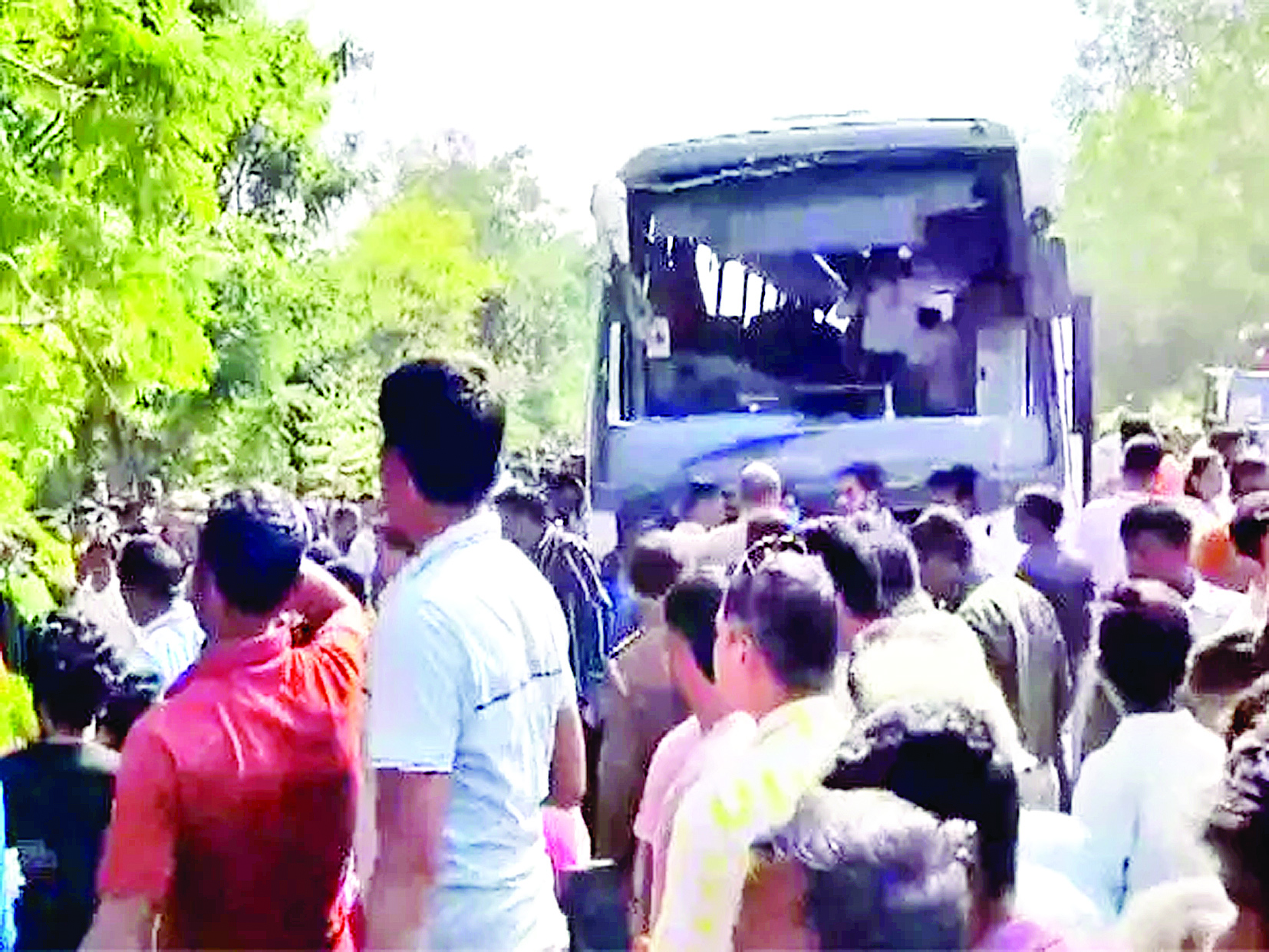 बस पलटने से 8 लोगों की मौत, 30 घायल