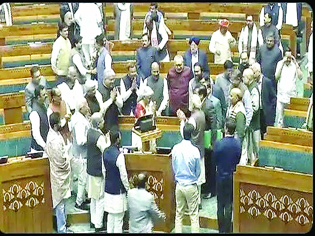 बजट पेश करने के बाद PM Modi और केंद्रीय मंत्रियों ने सीतारमण को बधाई दी 