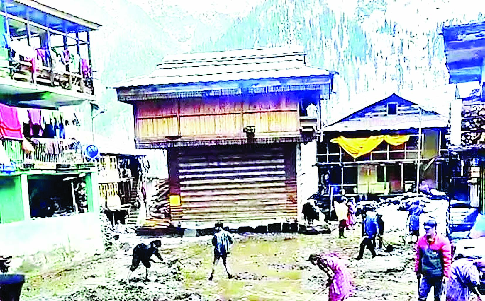 मलाणा में बर्फीली आफत, मंदिर तक पहुंचा मलबा 