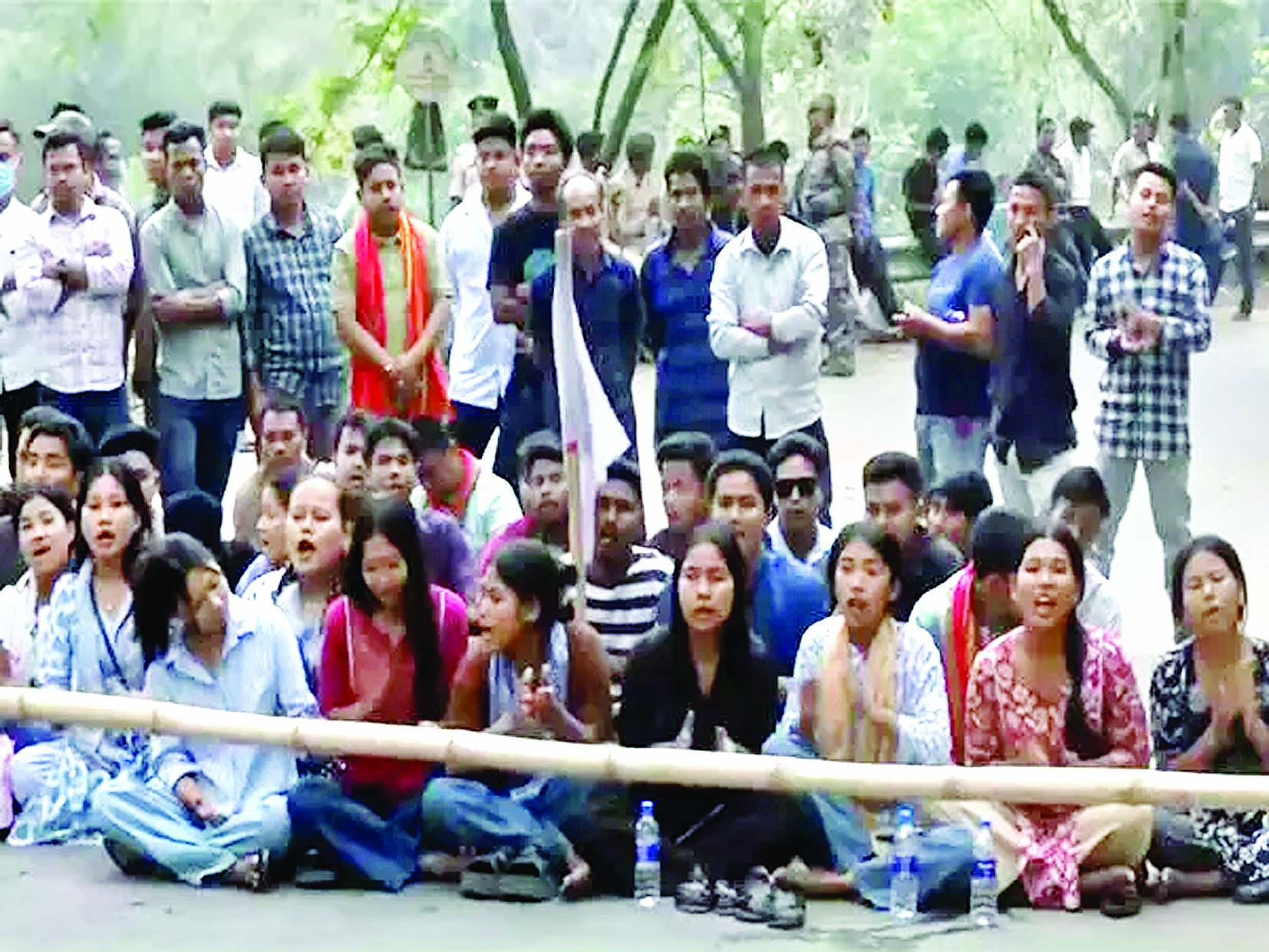 टीएसएफ छात्रों के प्रदर्शन से असम-अगरतला राष्ट्रीय राजमार्ग पर व्यवधान 