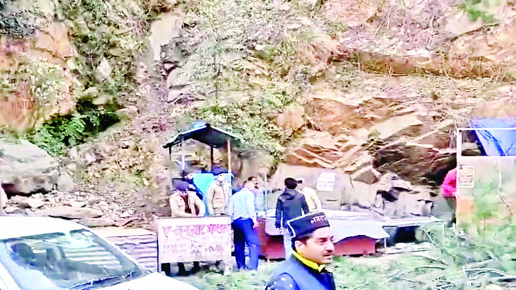 भारी भूस्खलन में 6 लोगों की मौत, कई घायल