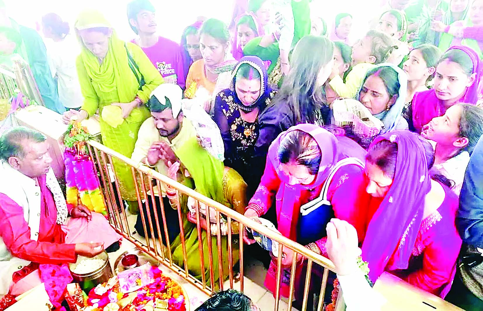 मां के आशीर्वाद के लिए मंदिरों में उमड़े भक्त 