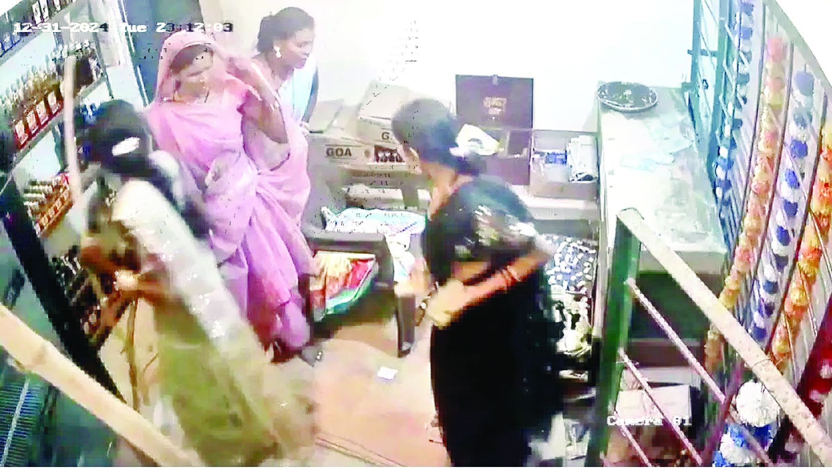 महिलाओं के बुलंद हुए हौसले, शराब दुकान में की लूटपाट 