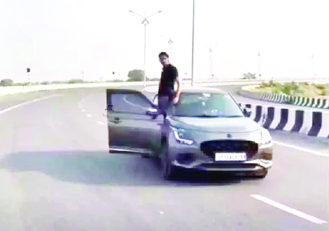 10 हजार 500 का जुर्माना ठोका...कार सवार युवक का स्टंटबाजी करते वीडियो सामने आया देखें वीडियो