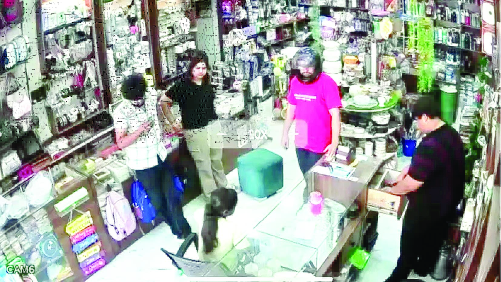 किशोरी ने व्यापारी पर चलाई ब्लेड, ग्राहकों के उड़े होश 