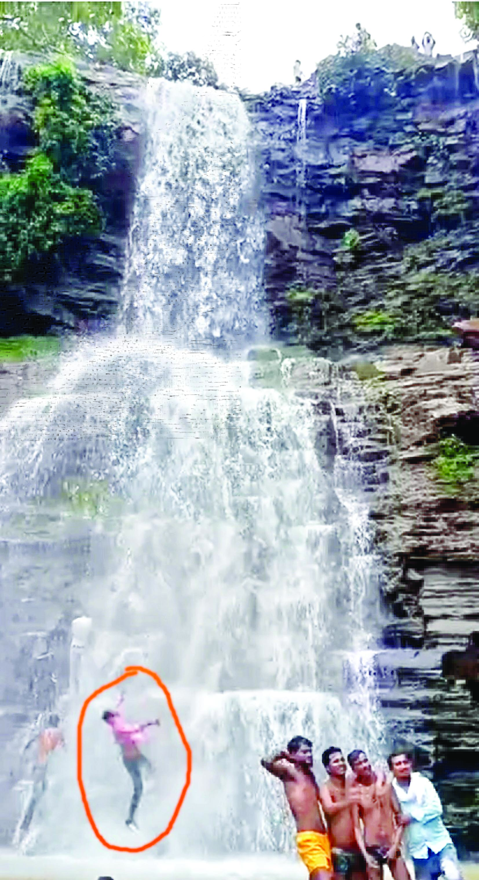 रील बनाते हुए 70 फिट उंचे धसकुड जलप्रपात से नीचे गिरा युवक