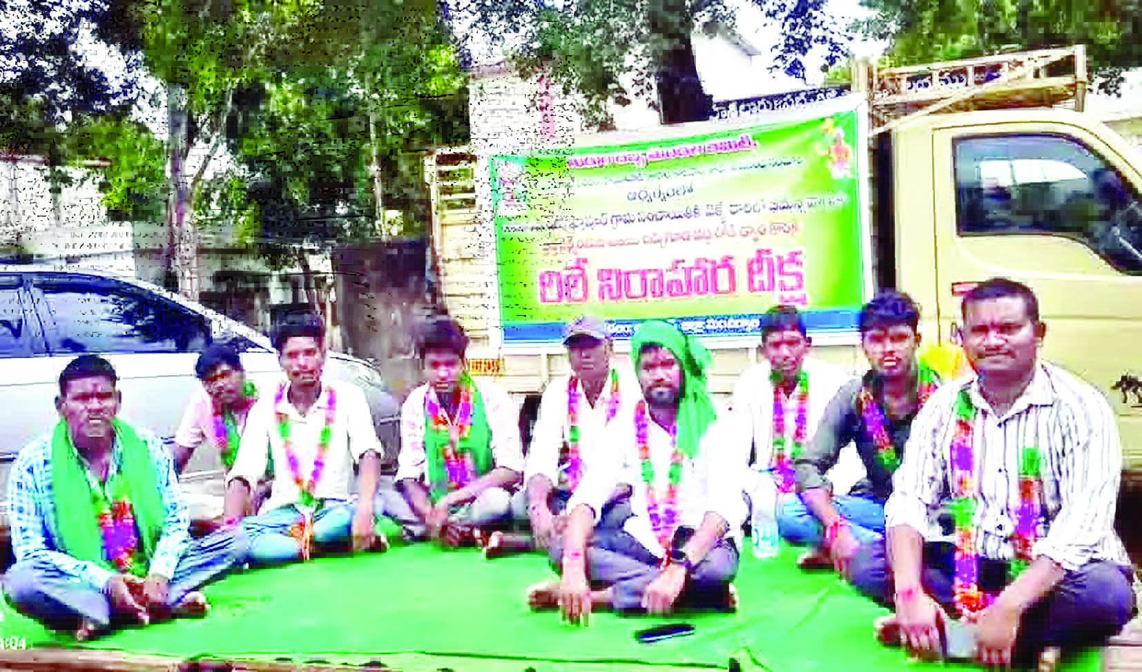 उच्च स्तरीय पुलों के निर्माण के लिए आदिवासियों का विरोध प्रदर्शन 