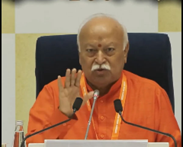 मोहन भागवत ने नागपुर में आरएसएस के पथ संचलन का निरीक्षण किया