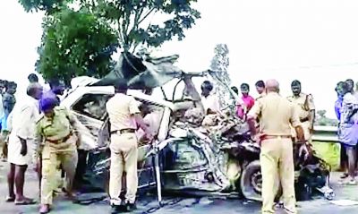 कर्नाटक में एक सड़क दुर्घटना में आंध्र प्रदेश के 8 लोगों की मौत हो गई