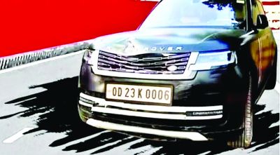 रेंज रोवर दुर्घटनाग्रस्त, महिला की मौत