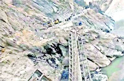 निर्माणाधीन पुल गिरने के मामले में अधिकारियों को क्लीन चिट