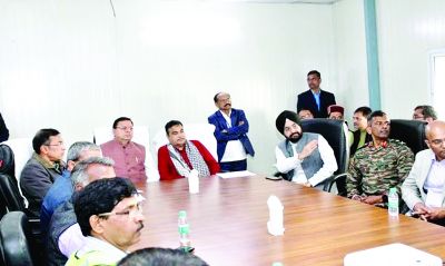 नितिन गडकरी और सीएम धामी ने बचाव कार्यों का जायजा लिया