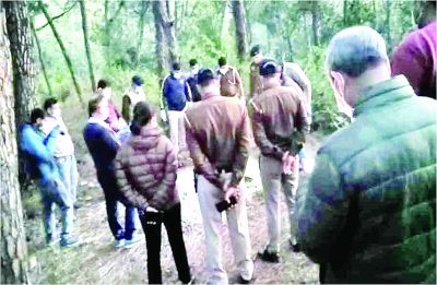 जंगल में काेई दफना गया युवक का शव, गांव में फैली सनसनी