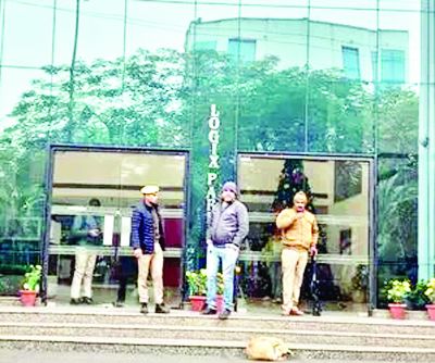 आईटी की 400 से ज्यादा लोगों की टीम ने चार बिल्&zwj;डरों के 40 ठ&zwj;िकानों पर की छापेमारी