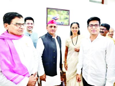 INDIA अलयांस ने की सरकार बनाने की कोशिशें तेज, गठबंधन की बैठक के बाद अखिलेश यादव के घर पहुंचे अभिषेक बनर्जी&hellip;