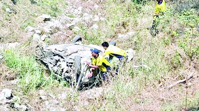 श्रीनगर में खाई में गिरी कार, 2 बच्चों समेत 4 की मौत