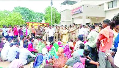 तांत्रिक ने कब्र खोदकर निकाला था शव, भड़के ग्रामीणों ने किया थाने का घेराव, की अवशेष ढूढ़ने की मांग