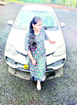 महाराष्ट्र में कार चला रही महिला खाई में गिरी, रील्स बनवा रही थी