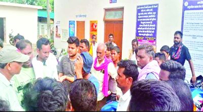 कारवाही कि मांग को लेकर माली समाज ने देवभोग स्वास्थ्य केन्द्र का किया घेराव, डॉक्टर पर लगाया लापरवाही का आरोप&hellip;