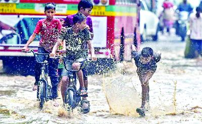 पूर्वी UP और उत्तराखंड समेत 27 राज्यों में जमकर बरसे मेघ, 22 की गई जान&hellip;