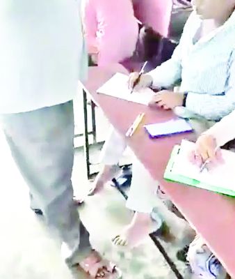 सरकारी स्कूल के VIDEO से हड़कंप, प्र&zwj;िंस&zwj;िपल पर नकल करवाने का आरोप, गूगल का इस्तेमाल 