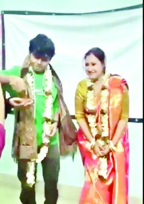 महिला प्रोफेसर ने क्लासरूम में छात्र से रचाई शादी, खड़ा हो गया बवाल 