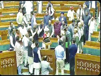 बजट पेश करने के बाद PM Modi और केंद्रीय मंत्रियों ने सीतारमण को बधाई दी 