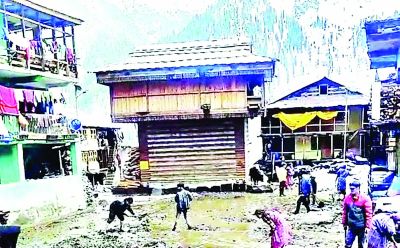 मलाणा में बर्फीली आफत, मंदिर तक पहुंचा मलबा 