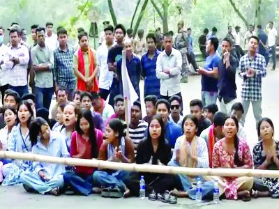 टीएसएफ छात्रों के प्रदर्शन से असम-अगरतला राष्ट्रीय राजमार्ग पर व्यवधान 