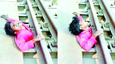 रेलवे ट्रैक पर फंसा युवक 