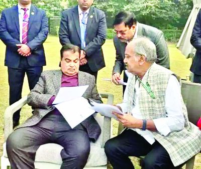 नितिन गडकरी से मिले सांसद बृजमोहन, सड़क निर्माण से जुड़े लंबित प्रकरणों के शीघ्र निराकरण की मांग