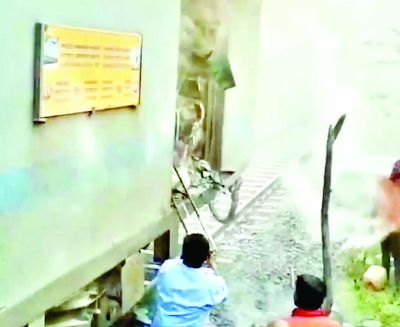 बरौनी एक्सप्रेस के कोच में लगी भीषण आग, देखें VIDEO