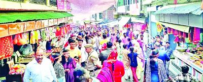 दर्शन के लिए लाइन में खड़े-खड़े थक गए भक्त 