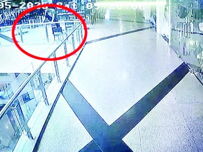 आत्महत्या LIVE दृश्य, शॉपिंग मॉल में मची अफरातफरी