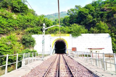 पर्वतों के नीचे प्रगति की फुसफुसाहट 