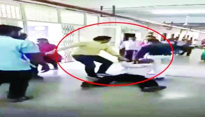 बुजुर्ग मरीज को बेरहमी से घसीटते डॉक्टर, वीडियो सामने आया