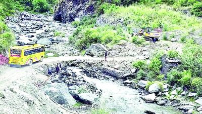 गूगल की गलती से भटक रहे टूरिस्ट, लोकल गाइड बने सहारा 