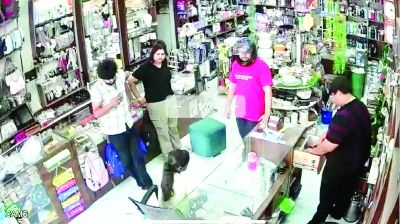 किशोरी ने व्यापारी पर चलाई ब्लेड, ग्राहकों के उड़े होश 