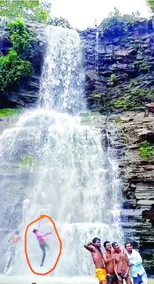 रील बनाते हुए 70 फिट उंचे धसकुड जलप्रपात से नीचे गिरा युवक