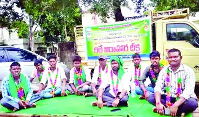 उच्च स्तरीय पुलों के निर्माण के लिए आदिवासियों का विरोध प्रदर्शन 