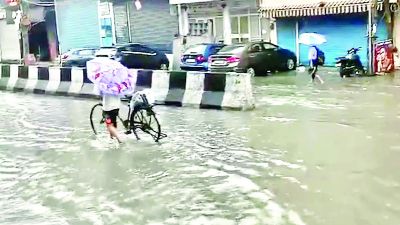 रेड अलर्ट जारी स्कूल बंद, जलभराव बढ़ने से यात्रियों को परेशानी 